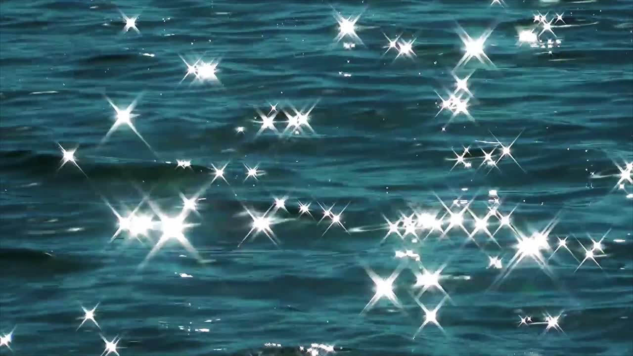Gnistrende sollysrefleksioner på blå vandoverflade