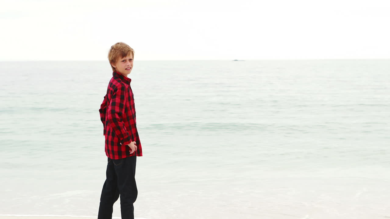 바다를 가리키는 귀여운 소년