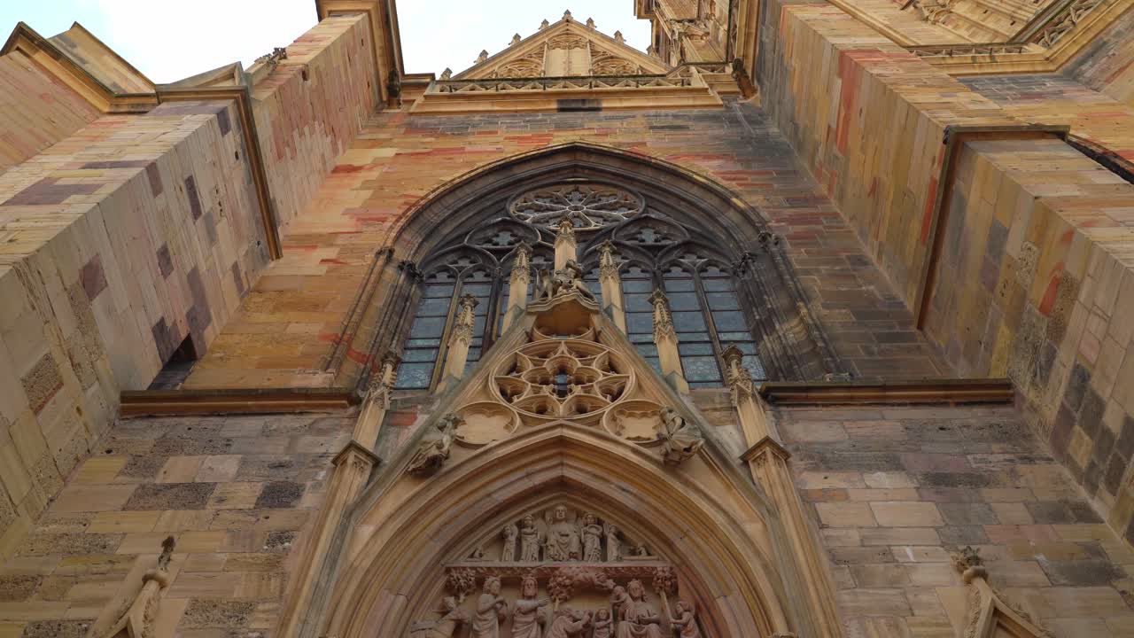la iglesia de san martín en colmar es famosa por su belleza.
