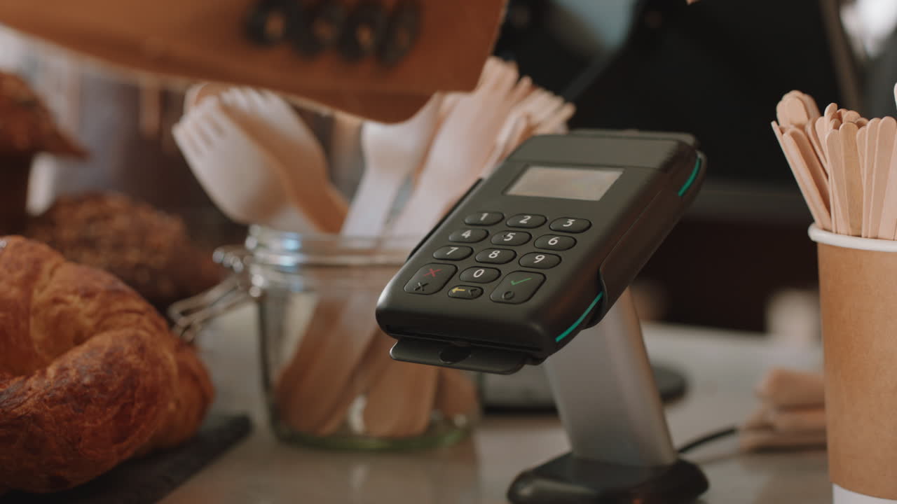 클로즈업 고객은 신용카드를 사용하여 결제하고 접촉없는 결제와 디지털 거래 서비스를 통해 카페에서 돈을 소비합니다.