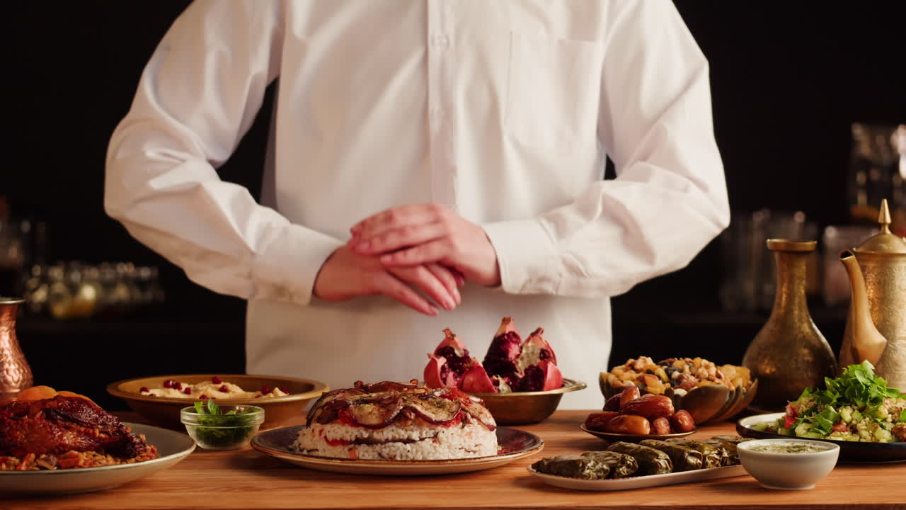 Uno chef che serve un delizioso pasto mediorientale