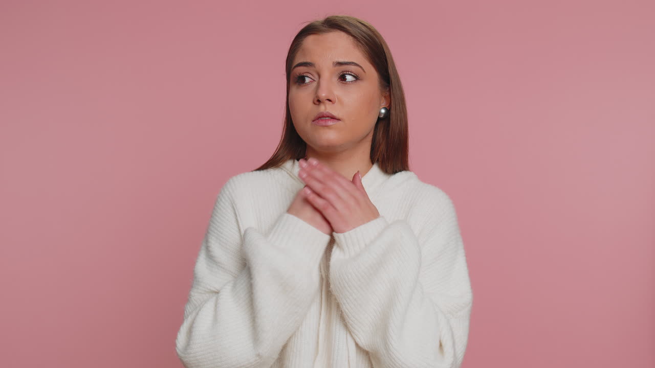 mujer mirando hacia abajo con una expresión triste