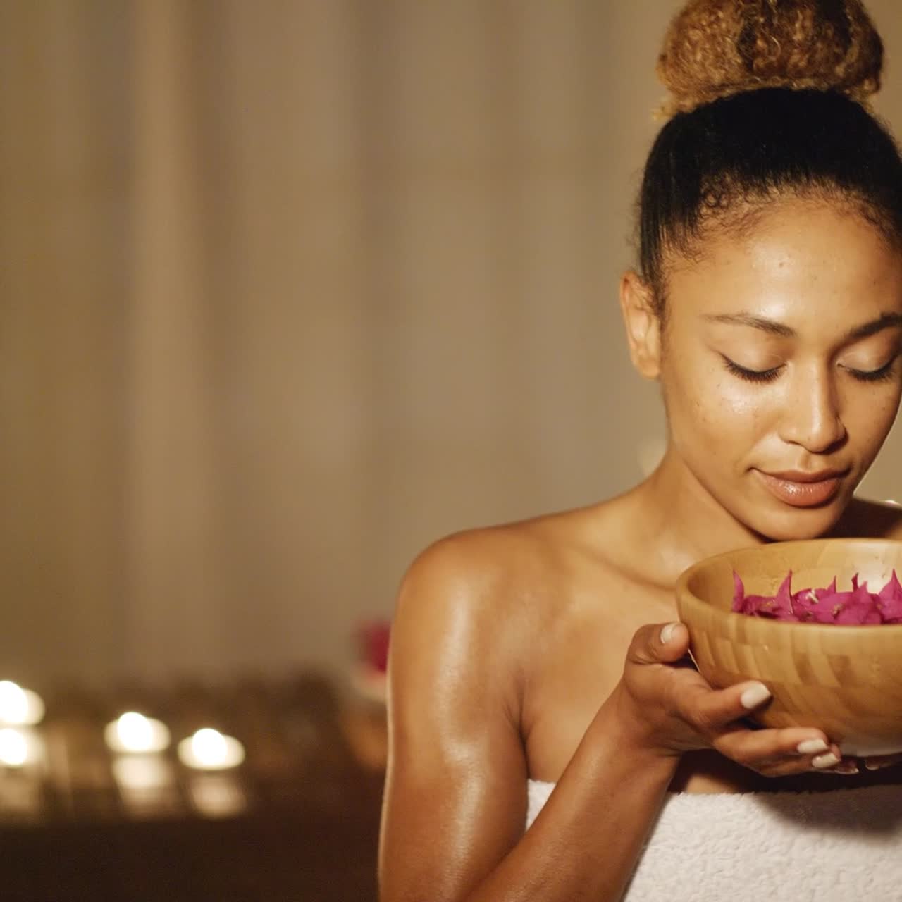 mujer joven y aromaterapia