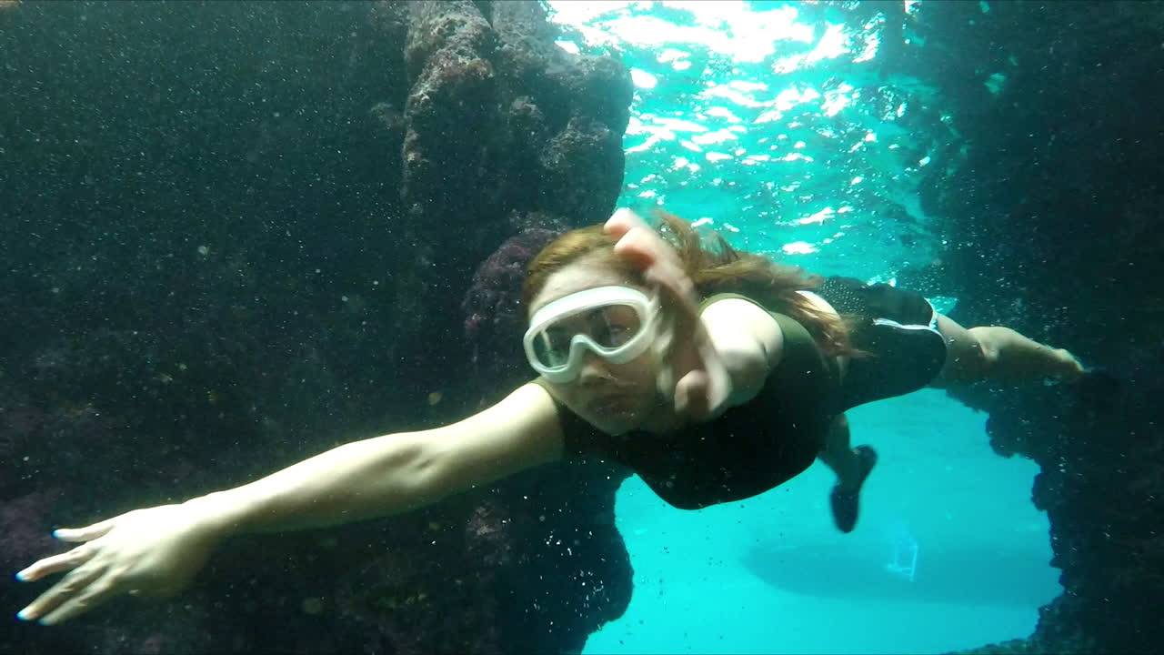 깊고 신비로운 바다를 탐험하는 맑고 푸른 물에서 수영하는 어린 소녀