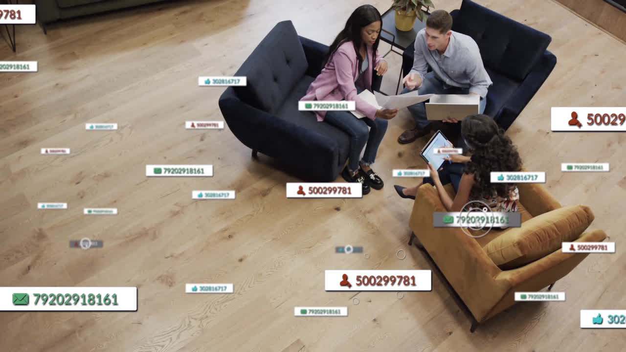 personas discutiendo documentos en la oficina con animación de procesamiento de datos sobre ellos