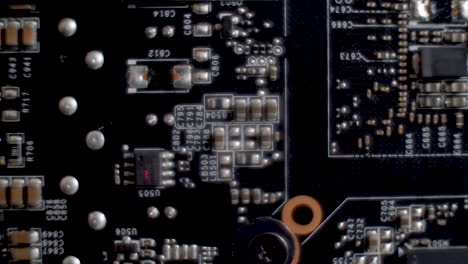 Vista-Macro-De-Primer-Plano-De-Una-Interfaz-Sli-En-La-Parte-Posterior-De-Una-Tarjeta-Gráfica,-Que-Detalla-El-Diseño-De-Circuitos-Y-PCB,-Centrada-En-La-Tecnología