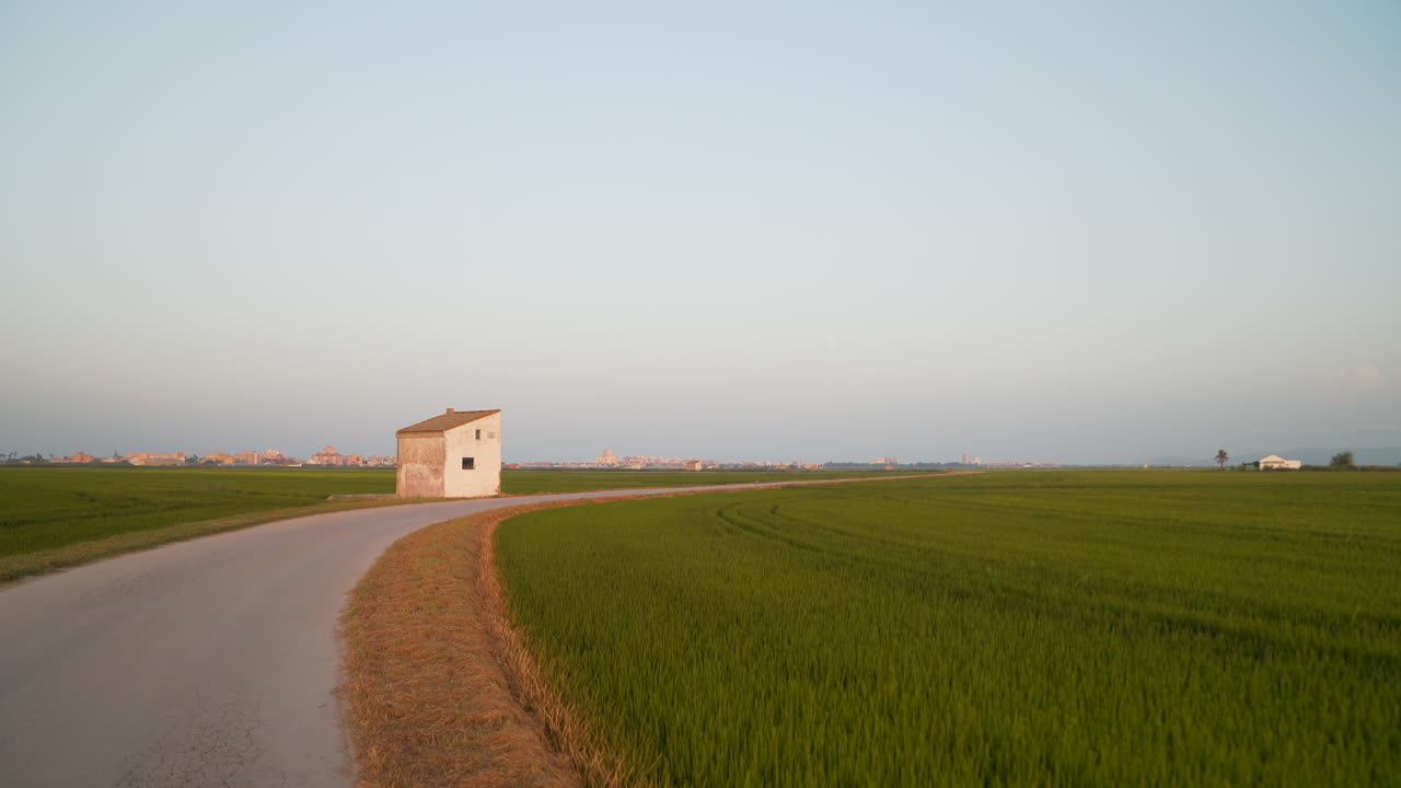 스페인 발렌시아 알부페라 논 사이의 도로와 작은 시골집