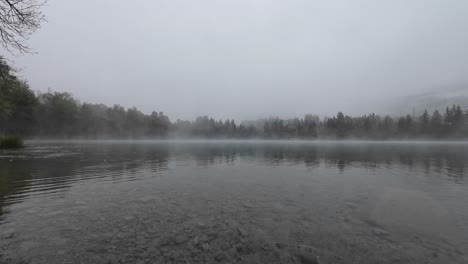 Toma-Constante-De-Lluvia-Y-Nieve-Cayendo-Sobre-Un-Lago-Místico.