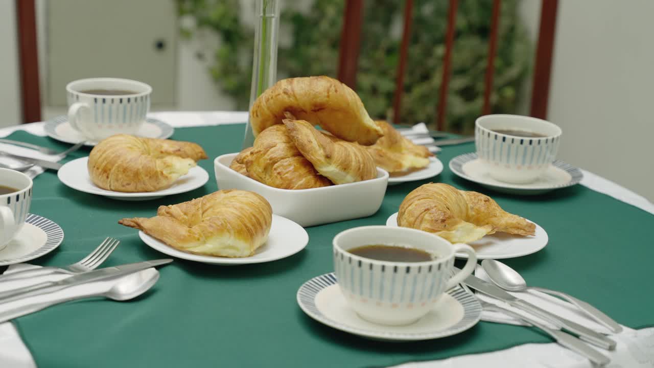 desayuno con café y pan