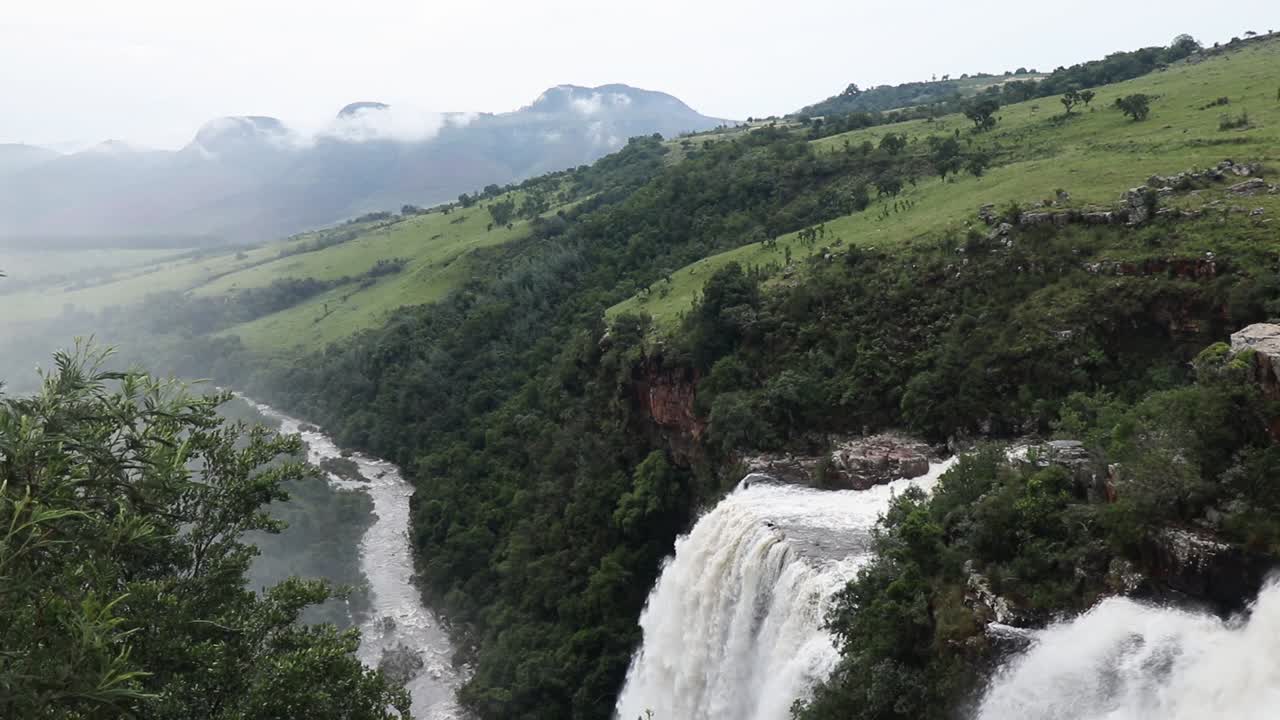 toma estática del paisaje alrededor de las cataratas de lisboa, con el río blayde desapareciendo en la distancia