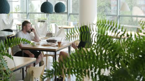 couple eating pizza in a restaurant