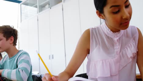 escolares que trabajan en un proyecto electrónico en el aula