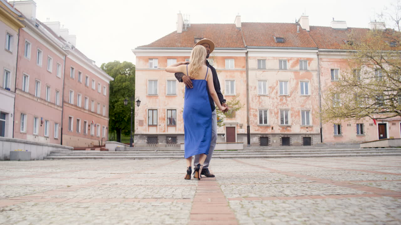 공공 광장에서 살사 춤을 추는 인종 간 커플 4