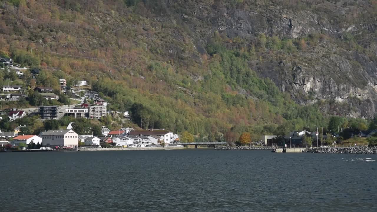 vista desde un crucero eléctrico en sognefjord, aurlandsfjord flam, noruega