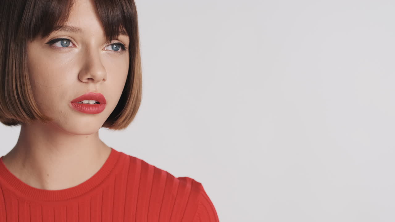 젊은 여성이 포즈를 취하고 머리를 돌리고 있습니다.