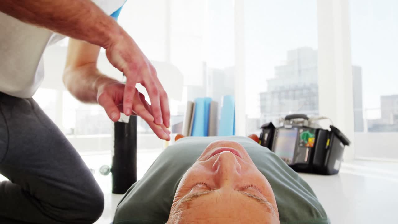 paramédico masculino durante la reanimación cardiopulmonar