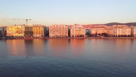 Thessaloniki,-Griechenland,-Uferpromenade-Und-Aristoteles-Platz-Bei-Einem-Warmen-Sonnenuntergang-Mit-Ruhigem,-Reflektierendem-Wasser