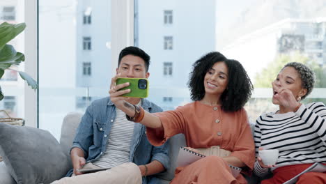 Selfie,-Freunde-Und-Friedenszeichen-Auf-Der-Couch