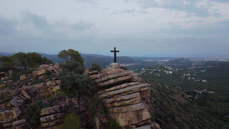 en la cima de una montaña