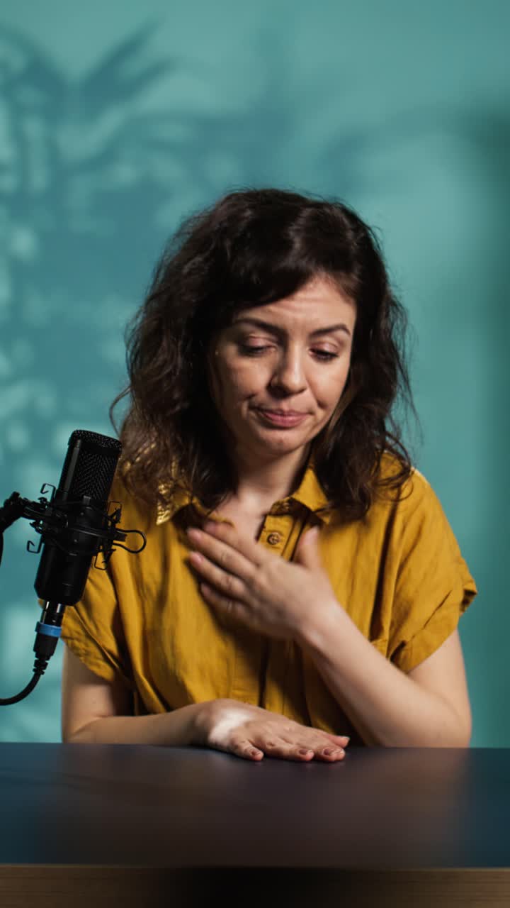 Donna emozionata che parla al microfono in studio