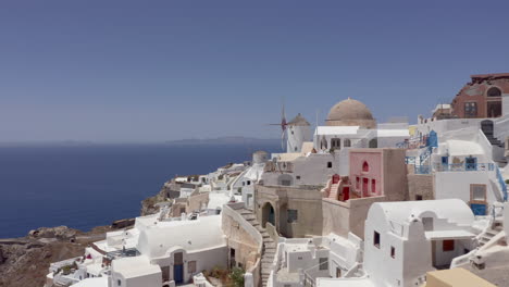 Antenne:-Drohne-Fliegt-In-Niedriger-Höhe-In-Oia-Auf-Santorini,-Griechenland-In-Der-Nähe-Der-Windmühlen