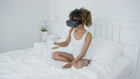 mujer contenta con gafas vr en la cama