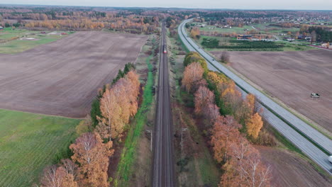 Toma-De-Drones-A-Vista-De-Pájaro-De-Campos-Rurales-Con-árboles-Y-Carreteras-En-Un-Hermoso-Otoño