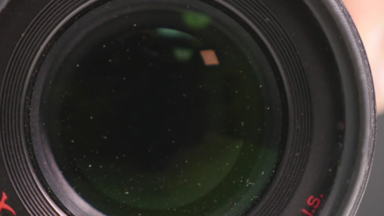 Zoom della telecamera. Primo piano di una videocamera professionale, con l'obiettivo che zooma avanti e indietro