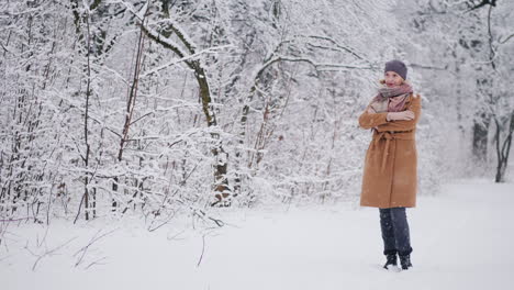 Una-Mujer-Se-Para-En-Un-Parque-De-Invierno-Admirando-La-Nieve-4k-Video