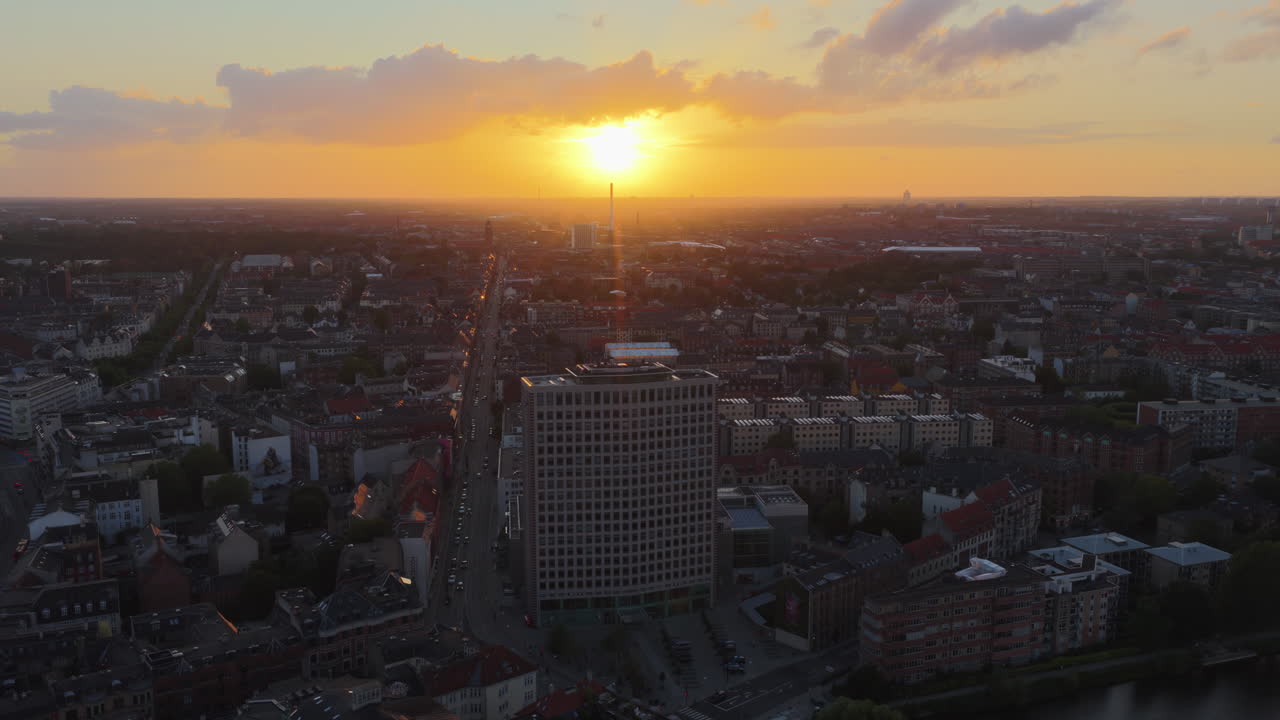 Copenhague, Dinamarca - 3 de agosto de 2025: vista aérea por drone dos edifícios em Copenhague, Dinamarca, ao pôr do sol