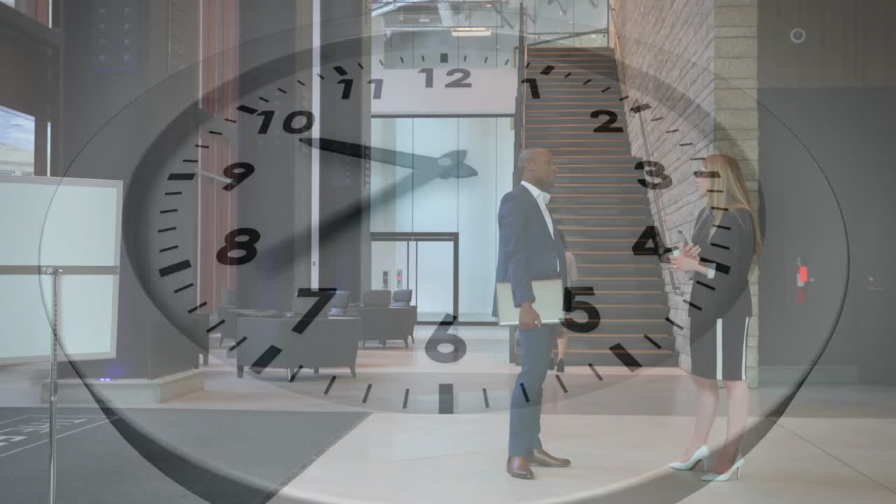animación de un reloj con agujas que se mueven rápidamente sobre diversos colegas masculinos y femeninos hablando en el vestíbulo