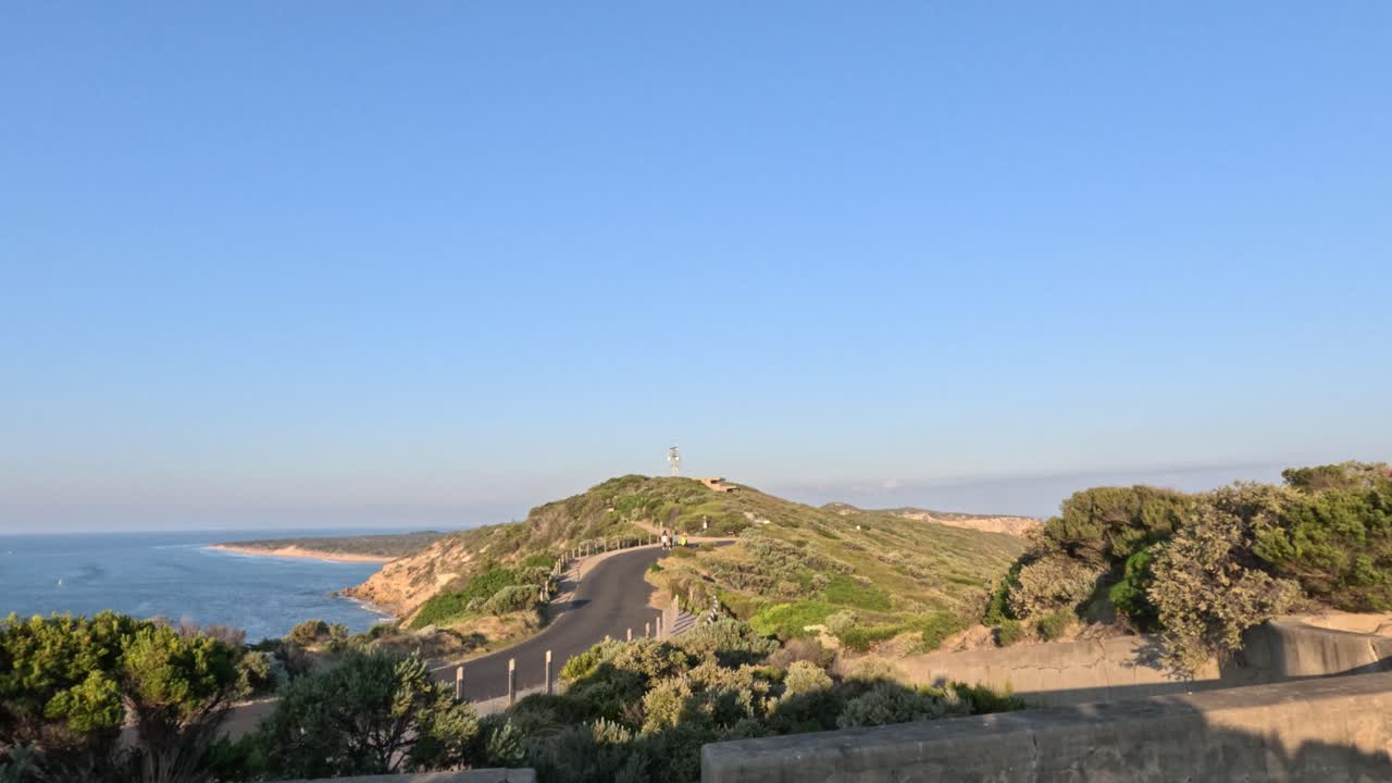 포트시 의 해안 모래 언덕 을 따라 산책 하는 관광객 들