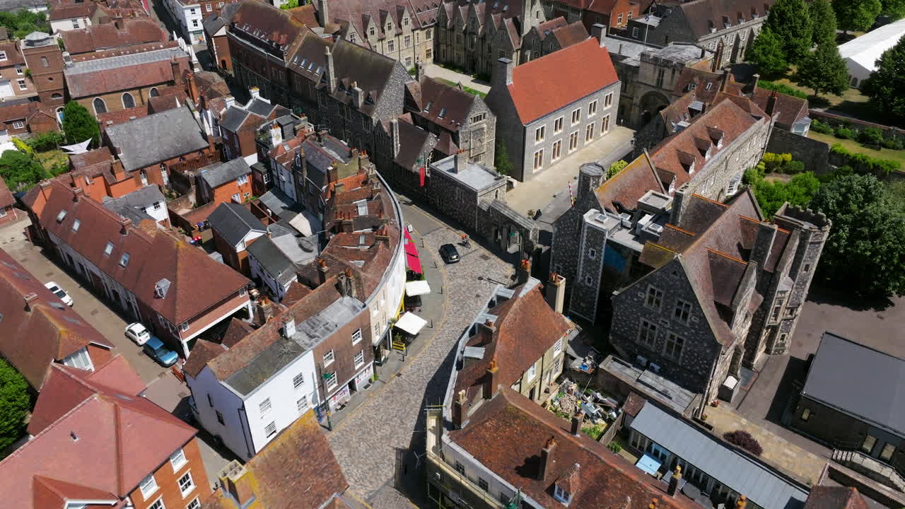 Vecchi edifici lungo le strade del quartiere King's Mile a Canterbury, Inghilterra, Regno Unito. - ripresa aerea.
