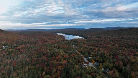 Amplios-Bosques-Con-Follaje-Otoñal-Rodeados-Sobre-El-Lago