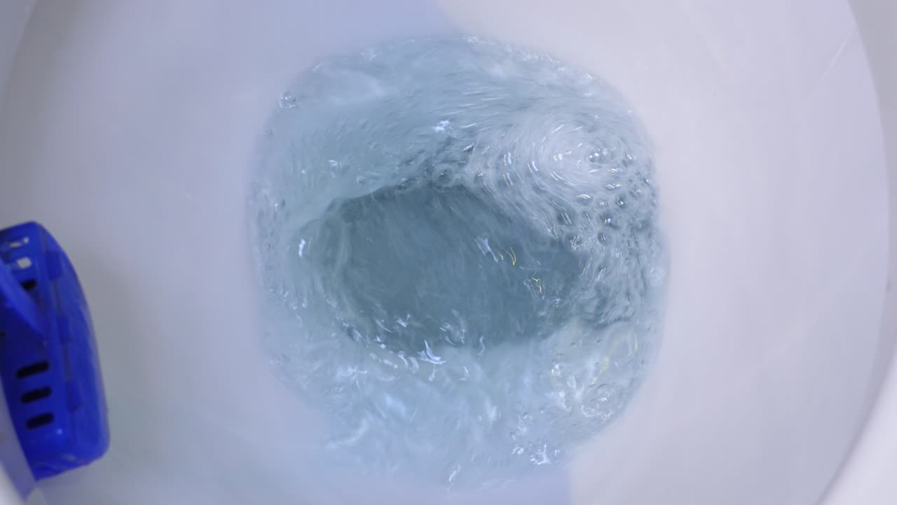 el inodoro descarga agua en el baño