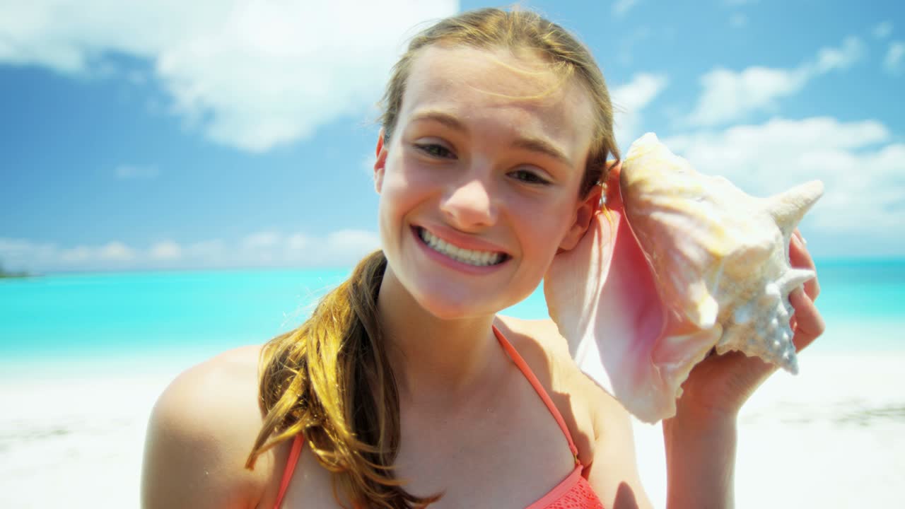 해변 에 있는 십대 의 초상화