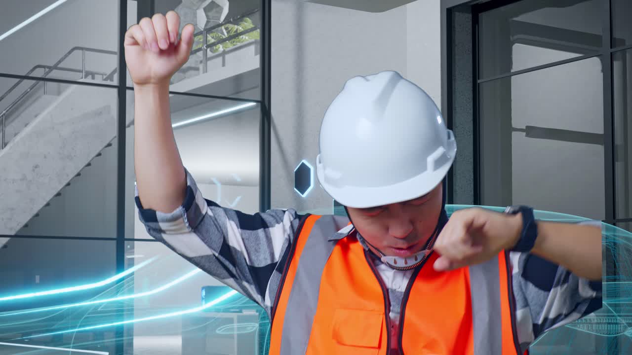 primer plano de un ingeniero asiático con casco de seguridad gritando gol y bailando celebrando con el concepto de vehículo eléctrico, instalación industrial de alta tecnología