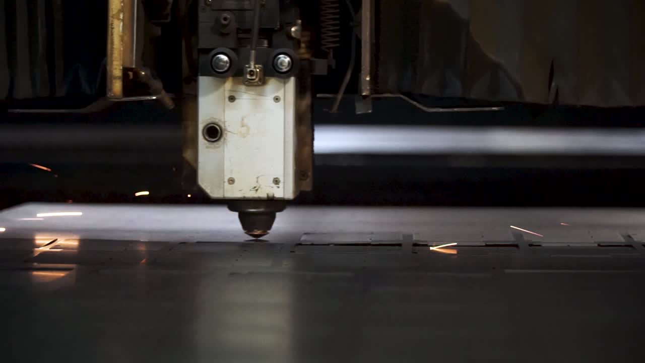 máquina de corte por láser en funcionamiento