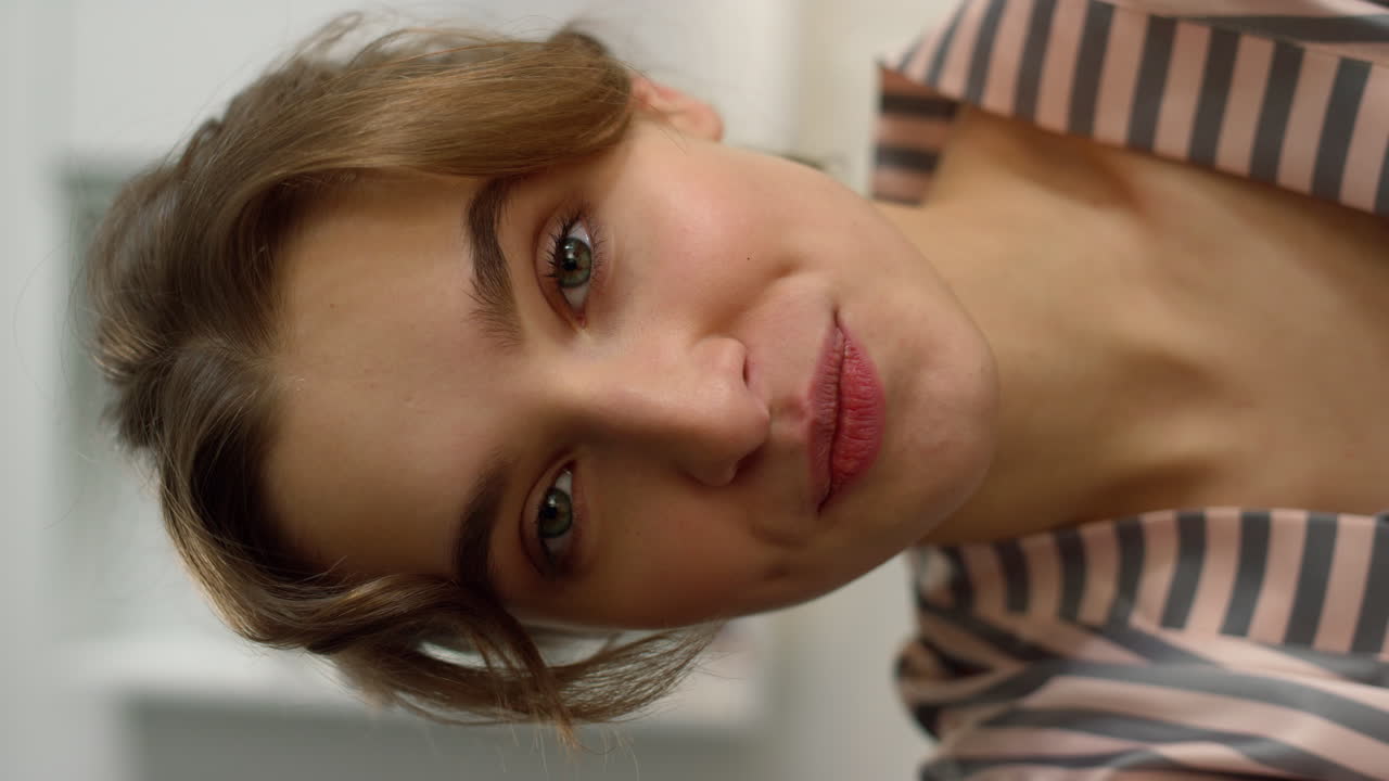 atractiva rubia hablando por webcam en casa de cerca. feliz chica milenaria saludando