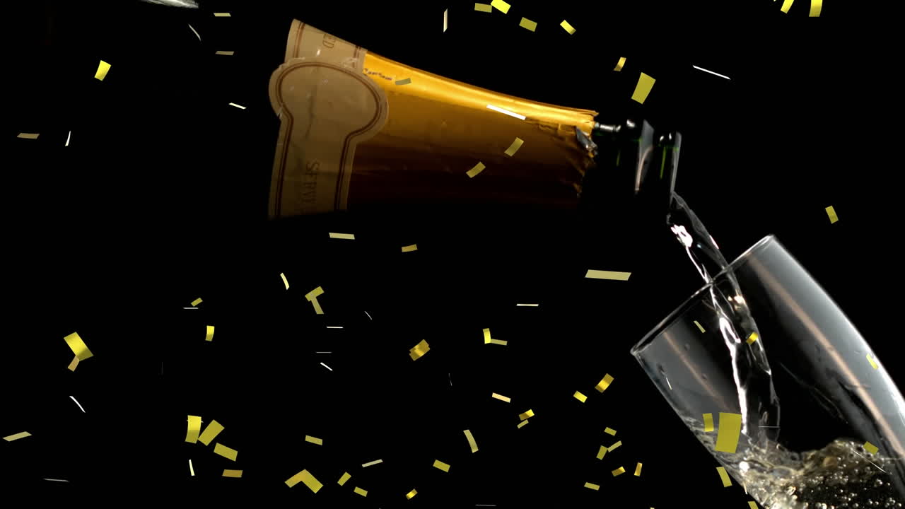 Animazione di coriandoli dorati che cadono su una bottiglia di champagne che versa in un bicchiere su sfondo nero