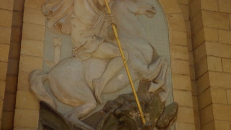 Relief-Wandskulptur-Des-Heiligen-Georg,-Der-Mit-Einem-Goldenen-Speer-Einen-Drachen-Tötet