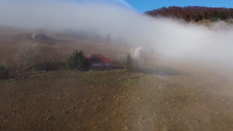 Nebel-über-Den-Hügeln-Des-Bergdorfes-Sirnea-In-Rumänien