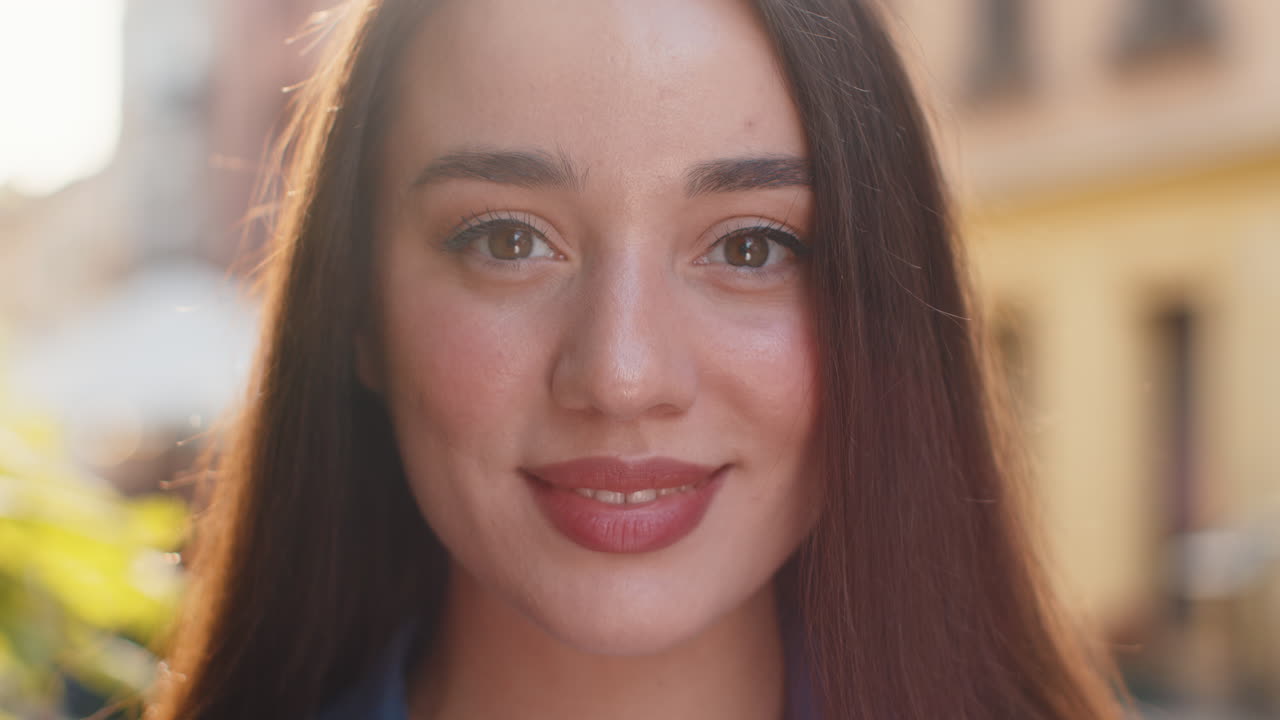 feliz mujer joven sonriendo mirando lejos soñando descansando buenas noticias sentirse satisfecho en la calle de la ciudad