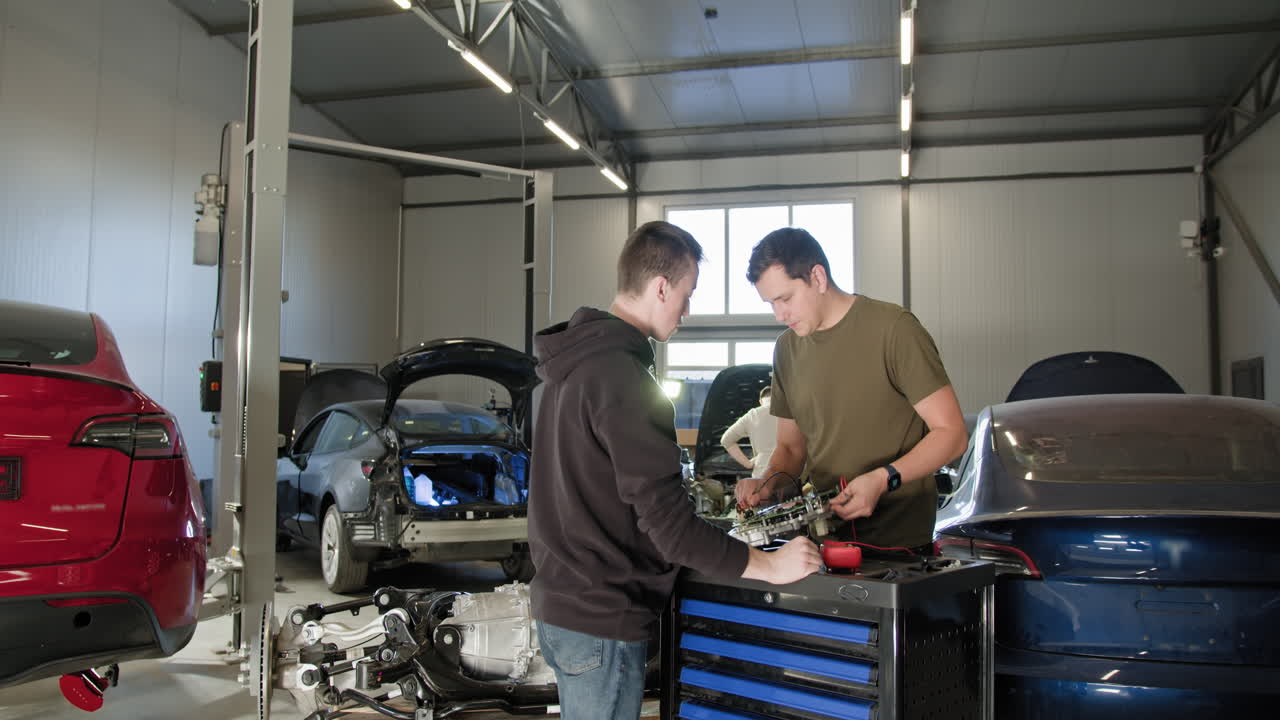 reparación de automóviles eléctricos en un garaje