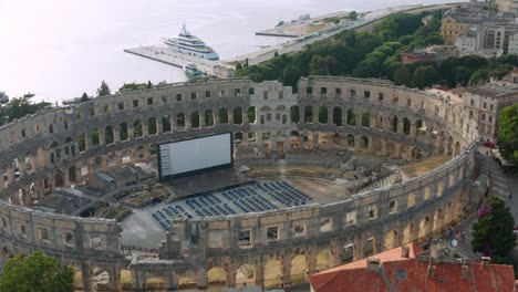 Tiro-De-Seguimiento-Aéreo-Sobre-El-Pula-Arena-En-Pula,-Croacia-En-Una-Tarde-Brillante