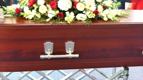 primer plano de un ataúd funerario o ataúd en un coche fúnebre o capilla o entierro en el cementerio