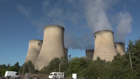 Grandes-Chimeneas-En-La-Central-Eléctrica-De-Drax-En-Drax-Village,-Cerca-De-Selby,-Yorkshire,-Reino-Unido