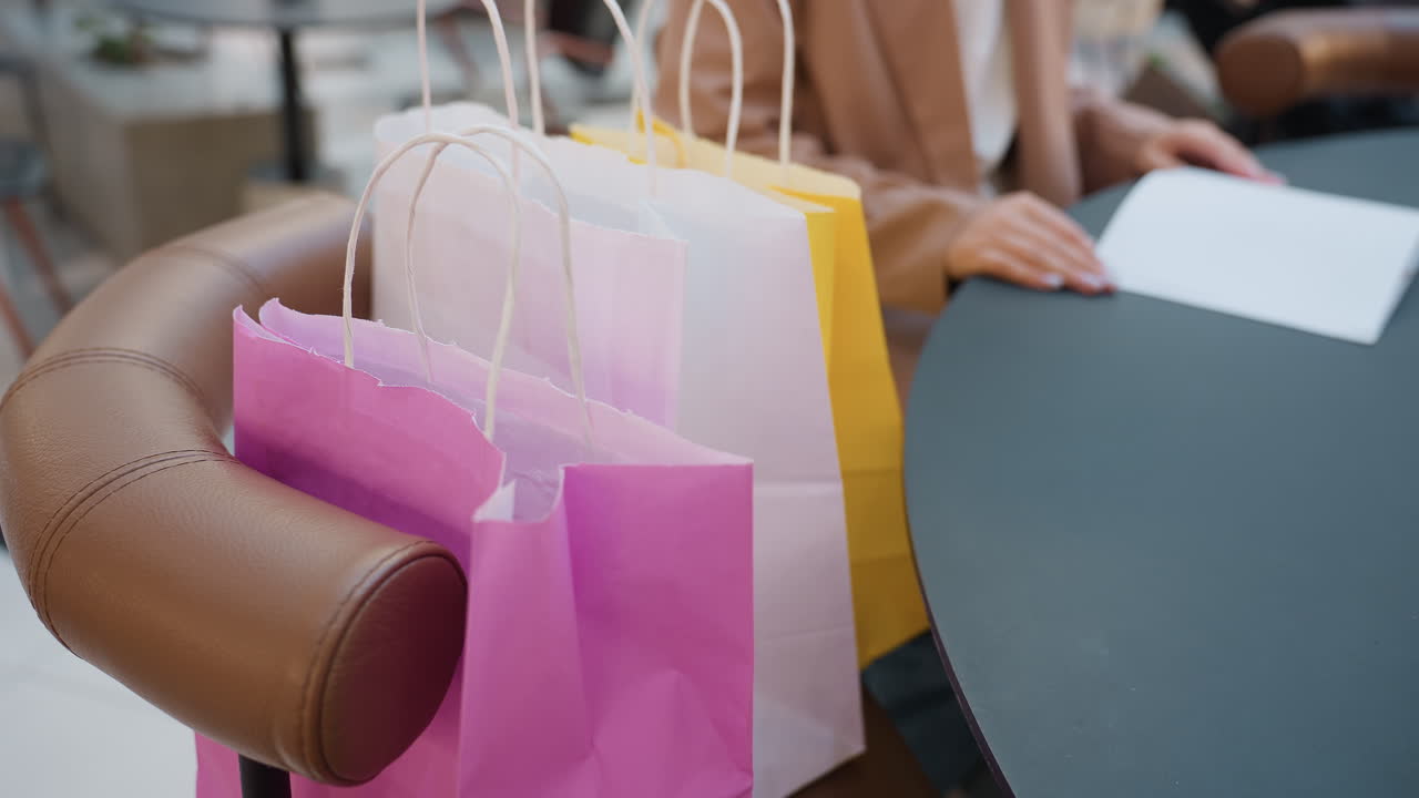 Una mujer reflexiona sobre sus hábitos de compra y sus rutinas de relajación preferidas. Una oradora informal comparte su punto de vista sobre sus experiencias de compra y sus hobbies relajantes. Una mujer explica de forma casual sus compras.