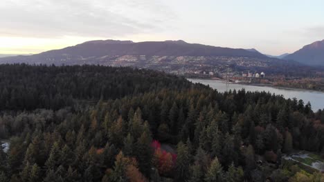 Seltene-Tiefflugantenne-über-Stanley-Park-In-Richtung-Lions-Gate-Bridge