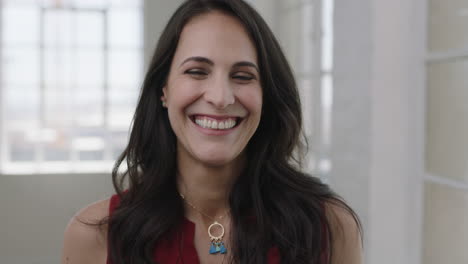 elegante mujer caucásica retrato de una elegante dama sonriendo feliz mirando a la cámara